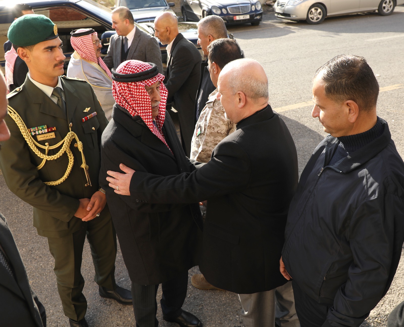 مندوبا عن الملك وولي العهد العيسوي يعزي عشيرتي ابو زيد والدباس