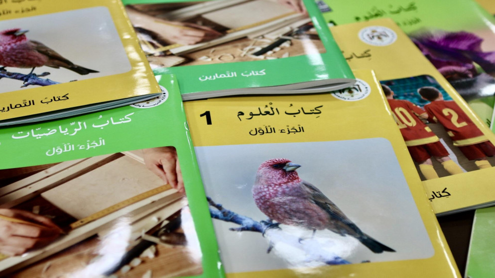 التربية: الانتهاء من توزيع الكتب نهاية الأسبوع