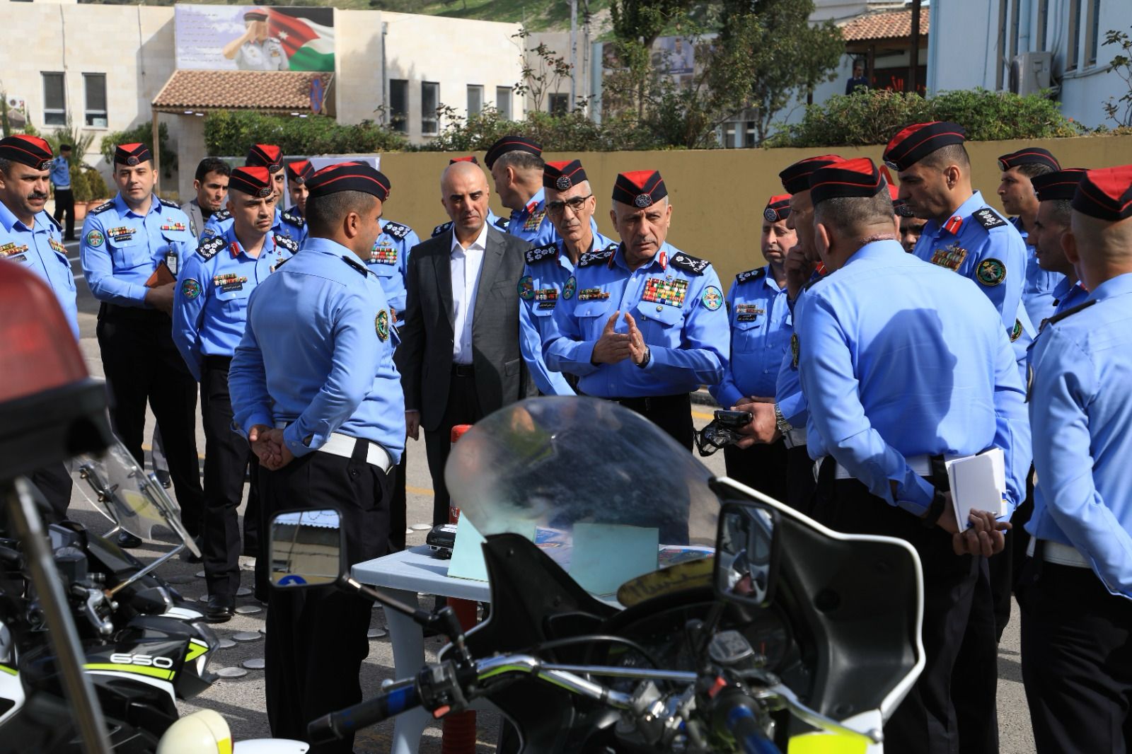 مدير الأمن العام يزور إدارة السير، ويثمّن جهودها المبذولة للحفاظ على بيئة مرورية في شتى الظروف