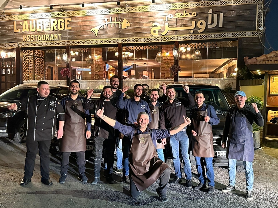 “الأوبرج” المطعم الأعرق يعود بقوة في جبل عمان .. صور