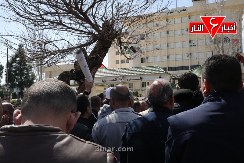 بالصور – وقفة إحتجاجية لعدد من المتقاعدين العسكريين أمام مجلس النواب