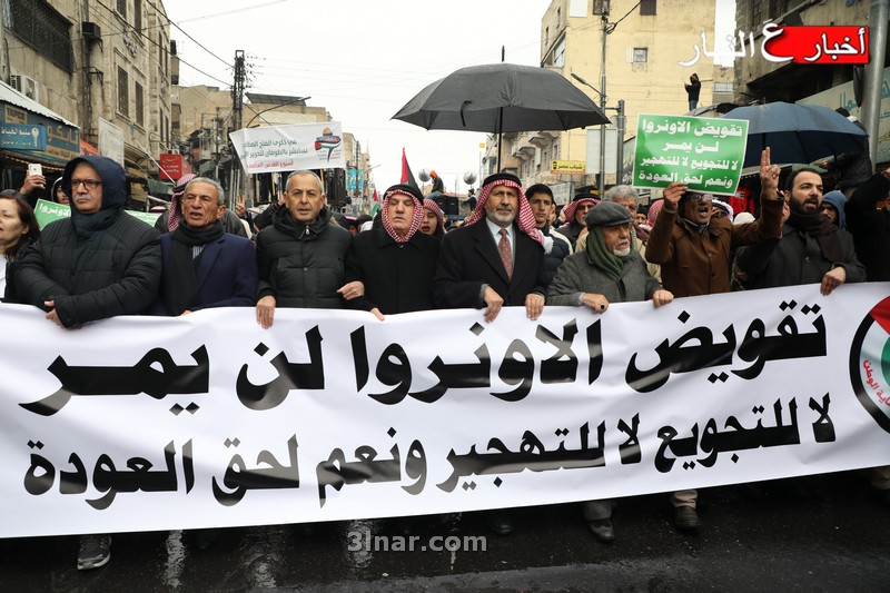 رغم البرد والأمطار الأردنيون يحتشدون أمام الحسيني نصرة للأهل في غزة – صور