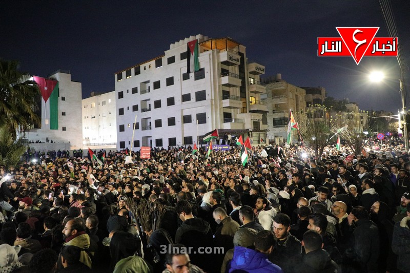 بالصور – الآلاف من الأردنيين يحاولون الوصول إلى سفارة الكيان الصهيوني.. ويطالبون بوقف التطبيع