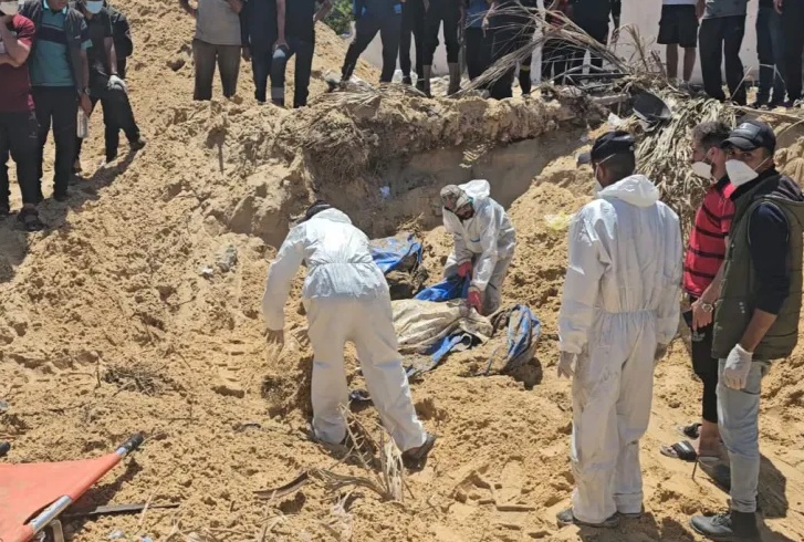 انتشال 392 جثمانا من محيط مجمع ناصر بخان يونس .. بعضهم دفنوا أحياء