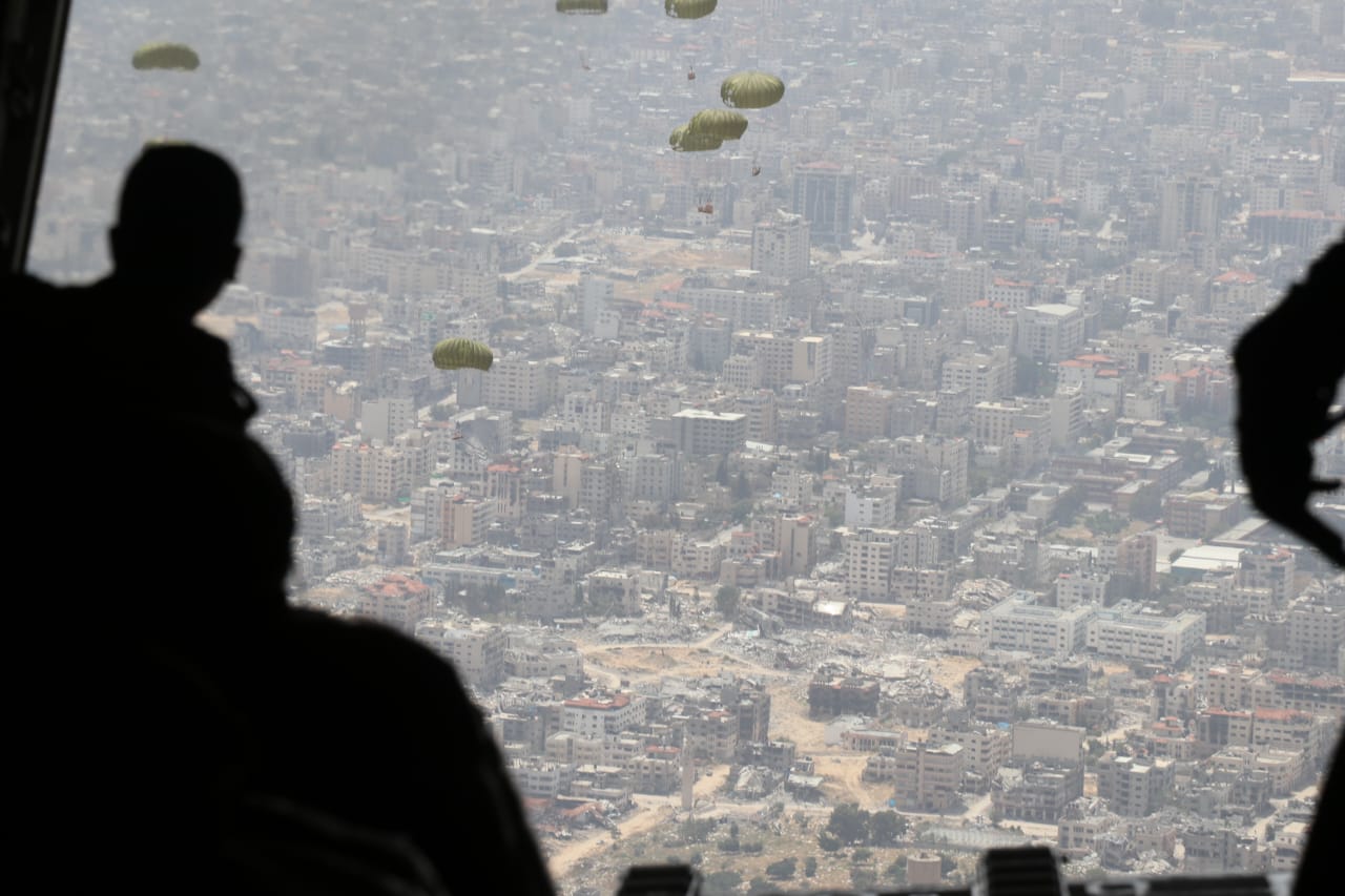 القوات المسلحة تنفذ 7 إنزالات جوية لمساعدات بمشاركة دولية على شمال غزة