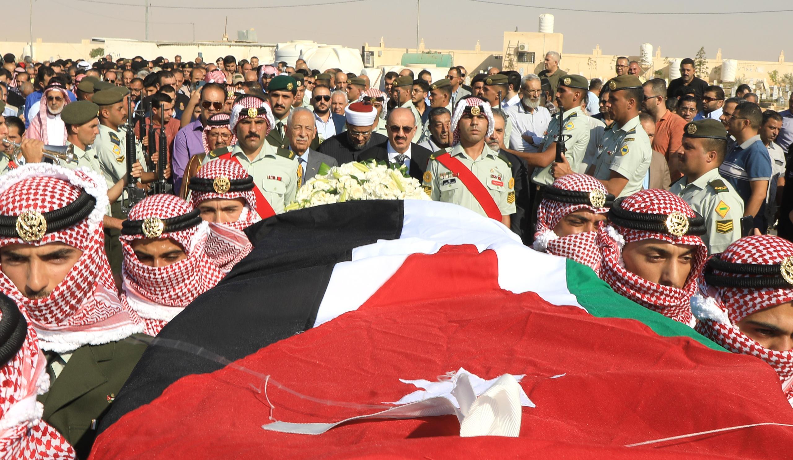 مندوبا عن الملك وولي العهد..العيسوي يشارك في تشييع جثمان فهد العموش