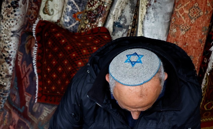 A carpet seller wears a kippah, amid the ongoing conflict between Israel and the Palestinian Islamist group Hamas, in Jaffa, near Tel Aviv, Israel, December 31, 2023. REUTERS/Clodagh Kilcoyne