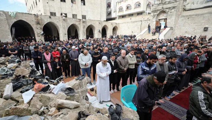 الأولى بعد الإبادة.. صلاة جمعة وتشييع قياديين بحماس في غزة