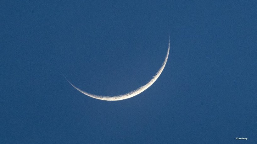 The crescent moon appears above the southern Iraqi city of Basra on the first day of the Islamic holy month of Ramadan on March 23, 2023. (Photo by Hussein Faleh / AFP)