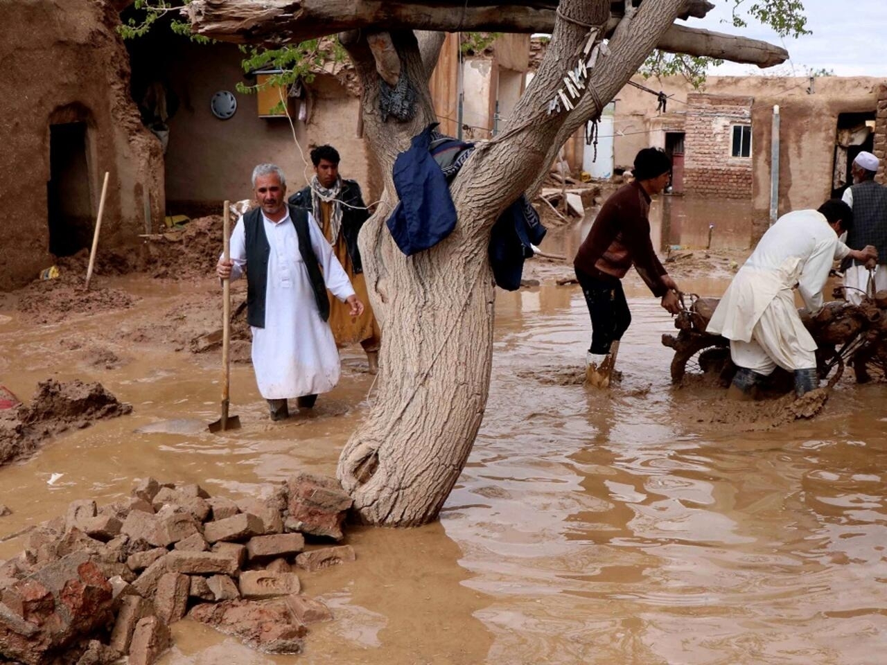 People salvage items from a house destroyed by flood in Enjil district of Herat province, Afghanistan March 29, 2019. Picture taken March 29, 2019.REUTERS/Jalil Ahmad – RC167D4764F0