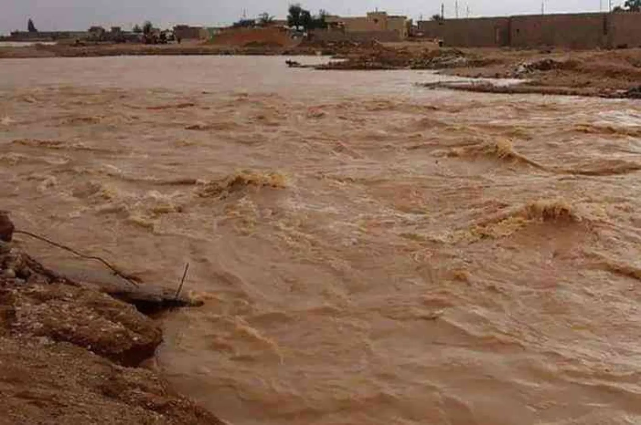 برد في معان والسيول تجرف مركبات في منطقة الرويشد