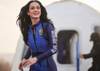 كاتي بيري تصبح أول مغنية تسبح في الفضاء