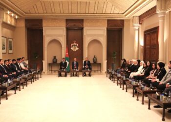 رئيس الديوان الملكي يلتقي وفدا شبابيا من مدينة السلط