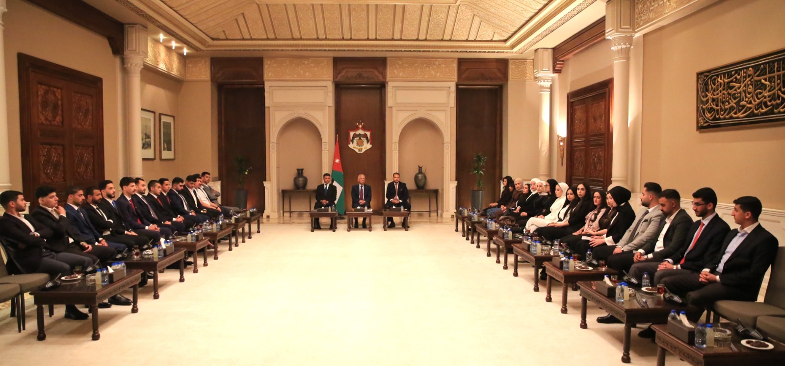 رئيس الديوان الملكي يلتقي وفدا شبابيا من مدينة السلط