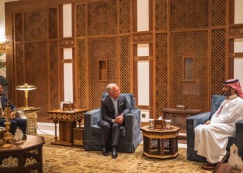 الملك وولي العهد السعودي يعقدان لقاء في جدة