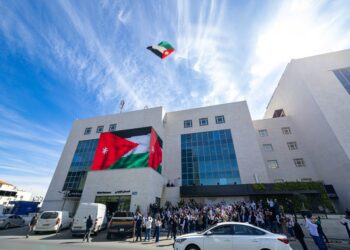 زين تحتفي بيوم العلم وتطلق علمًا ضخمًا في سماء عمّان