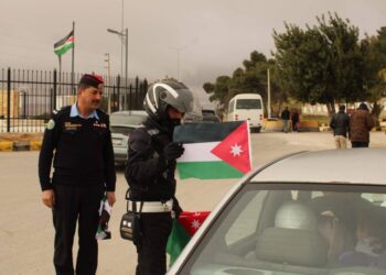 نشامى الأمن يوزعون الأعلام احتفاءً بيوم العلم الأردني