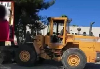 ضبط حدث يقود جرافة في الشارع العام