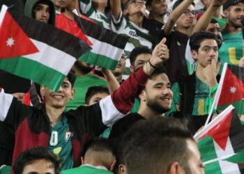 جماهير وفريقي الوحدات والحسين اربد يرفعون العلم الأردني بمناسبة يوم العلم
