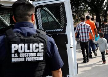 998 دولارا يوميا .. غرامة عدم مغادرة أميركا بعد أمر الترحيل