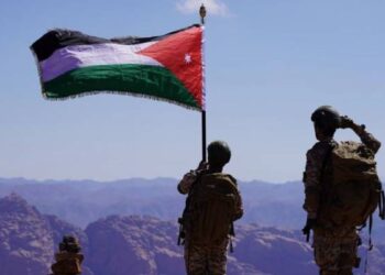 الجيش العربي يرفع العلم الأردني على أعلى قمة جبلية في المملكة