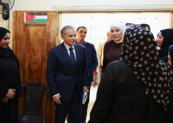 رئيس الوزراء يبدأ جولة ميدانية تفقدية من لواء الحسا بمحافظة الطفيلة