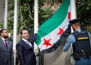 الشيباني يرفع علم سوريا الجديد أمام مبنى الأمم المتحدة في نيويورك