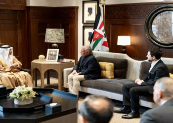 الملك يستقبل زير الداخلية البحريني راشد بن عبدالله آل خليفة
