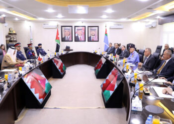 وزير داخلية البحرين يؤكد وقوف بلاده إلى جانب الأردن في جميع الظروف