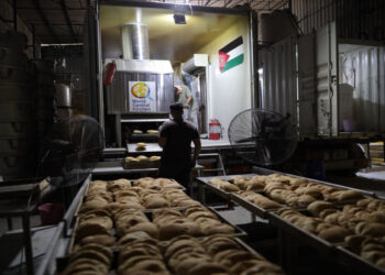 المخبز الأردني المتنقل في غزة ينتج أكثر من 390 ألف رغيف خلال الأسبوع الماضي