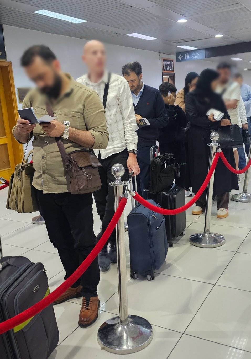 وقوف وزير سوري بطابور الجوازات يثير تفاعلات على مواقع التواصل