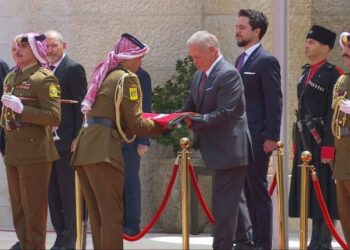 الملك يشهد مراسم رفع العلم في قصر الحسينية
