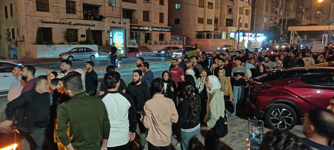 التحقيق مع طالبة أطلقت هتافات مسيئة للأجهزة الأمنية