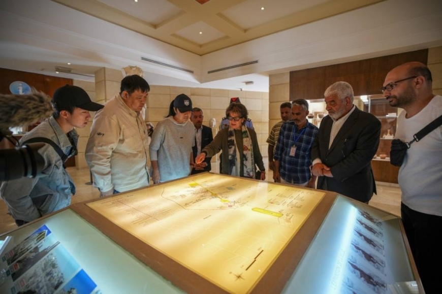 وزيرة السياحة تشارك صانعي محتوى صينيين جولة بمدينة جرش الأثرية