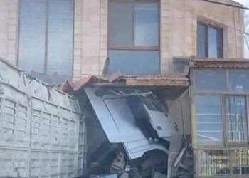 كشف سبب حادث أسفر عن وفاة سائق شاحنة اصطدم بسور مسجد