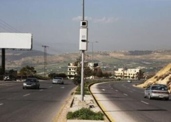 تركيب كاميرا مراقبة سرعة جديدة في أحد شوارع العاصمة