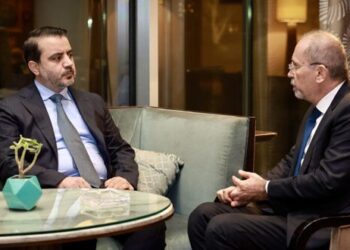 في لقاء ودي .. الصفدي والشيباني في أحد مطاعم دمشق