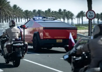 استقبال ترامب في قطر بموكب من الجمال وشاحنات سايبرترك حمراء