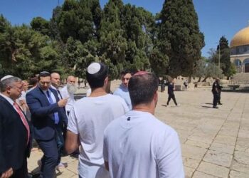 المتطرف بن غفير يقتحم المسجد الأقصى علي رأس فرقة إرهابية