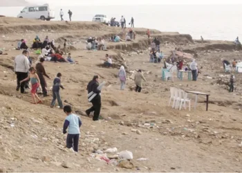 شواطئ البحر الميت المفتوحة.. واقع بائس يخلق جهدا مجتمعيا لإحيائها