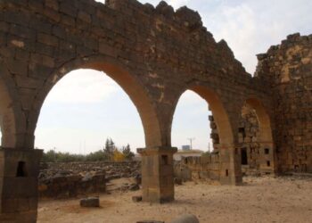 بالصدفة .. جرافة تصطدم بمبنى وتكشف آثارًا جديدة في أم الجمال