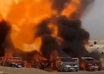شاهد : قتلى وتفحم سيارات في حريق ضخم في مصر