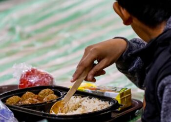 تكية أم علي تستأنف توزيع الوجبات الغذائية داخل غزة