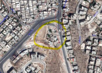 الأمانة تعوض 11 عائلة تعدت بيوتها على الطريق في منطقة النصر