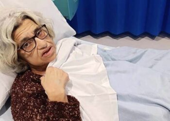 نقل والدة علاء عبد الفتاح للمستشفى بعد 242 يوما من الإضراب عن الطعام