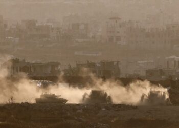 إسرائيل تُحدد مهلة لـ حماس قبل عملية موسعة في غزة