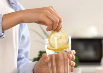 كوب ماء مع شريحة ليمون.. نصيحة طبية لـ خداع الزمن