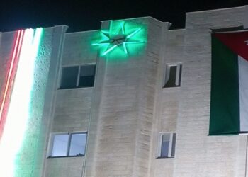 الإدارة المحلية تدعو إلى تزيين الساحات وإضاءة المباني بألوان العلم احتفاءً بعيد الاستقلال
