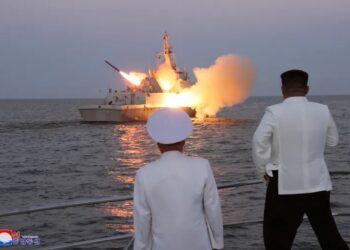 حادث خطير خلال تدشين سفينة حربية بكوريا الشمالية وكيم غاضب