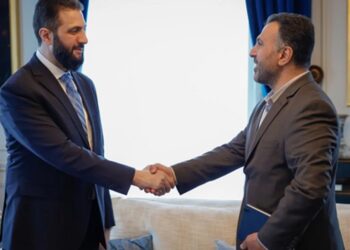خلال زيارته فرنسا.. الشرع يلتقي بـ فاضح نظام الأسد